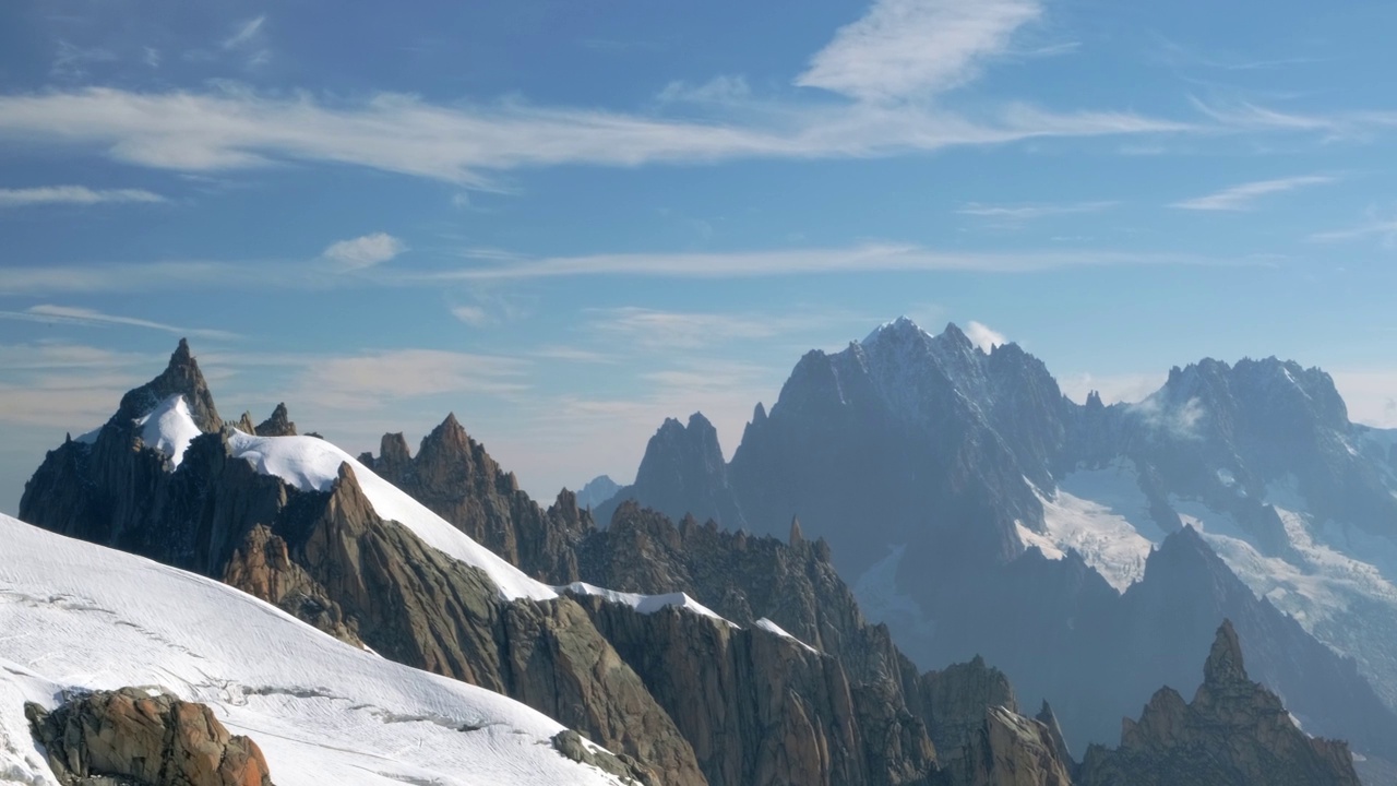 全景雪山在法国阿尔卑斯山，夏蒙尼。视频素材