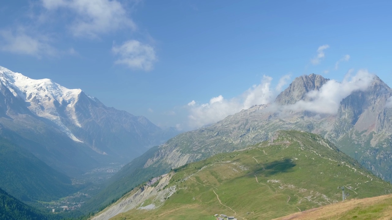 霞慕尼山谷的全景，以及勃朗峰后面的景色视频素材