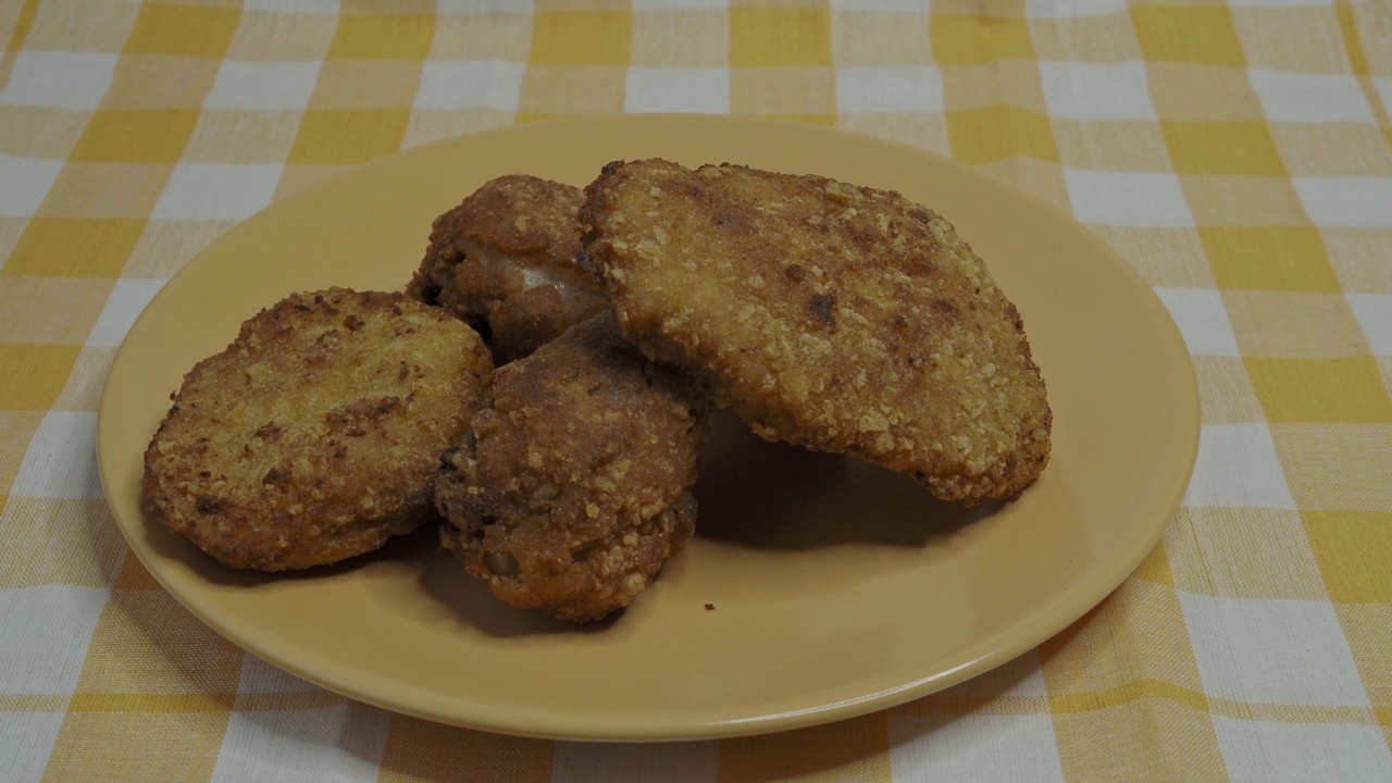 酥脆的鸡胸和鸡腿。自制面包炸肉排。视频素材