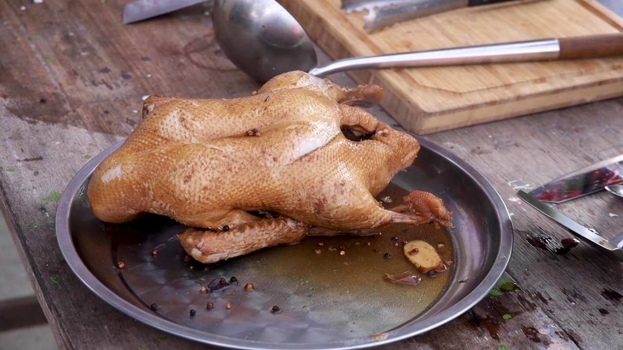 不锈钢盘炖鸭，传统的炖鸭视频素材