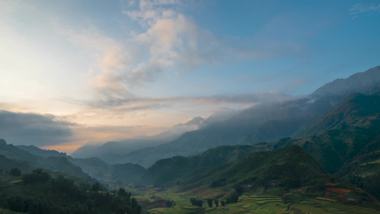 时间流逝山景观多雾多风的范围山绿色景观亚洲农场。美丽的风景，山，绿，田，草地，白云，蓝天，日出。乡村太阳光天堂视频素材