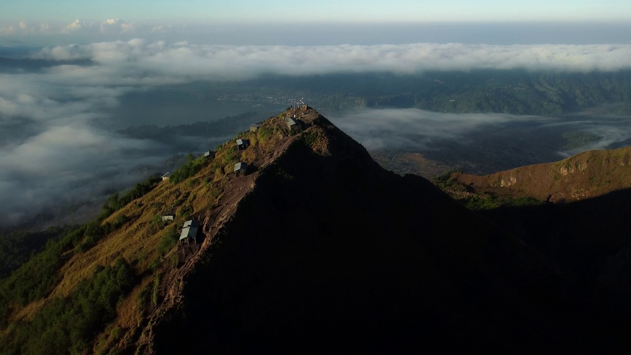 巴厘岛上的巴图尔火山口。火山上有绿色的森林。无人机的观点。视频素材