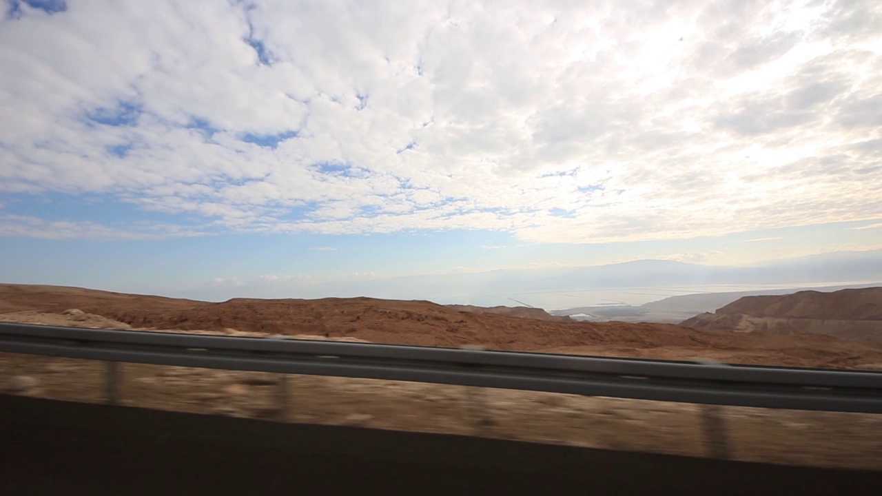 沙漠和公路的风景/以色列视频素材