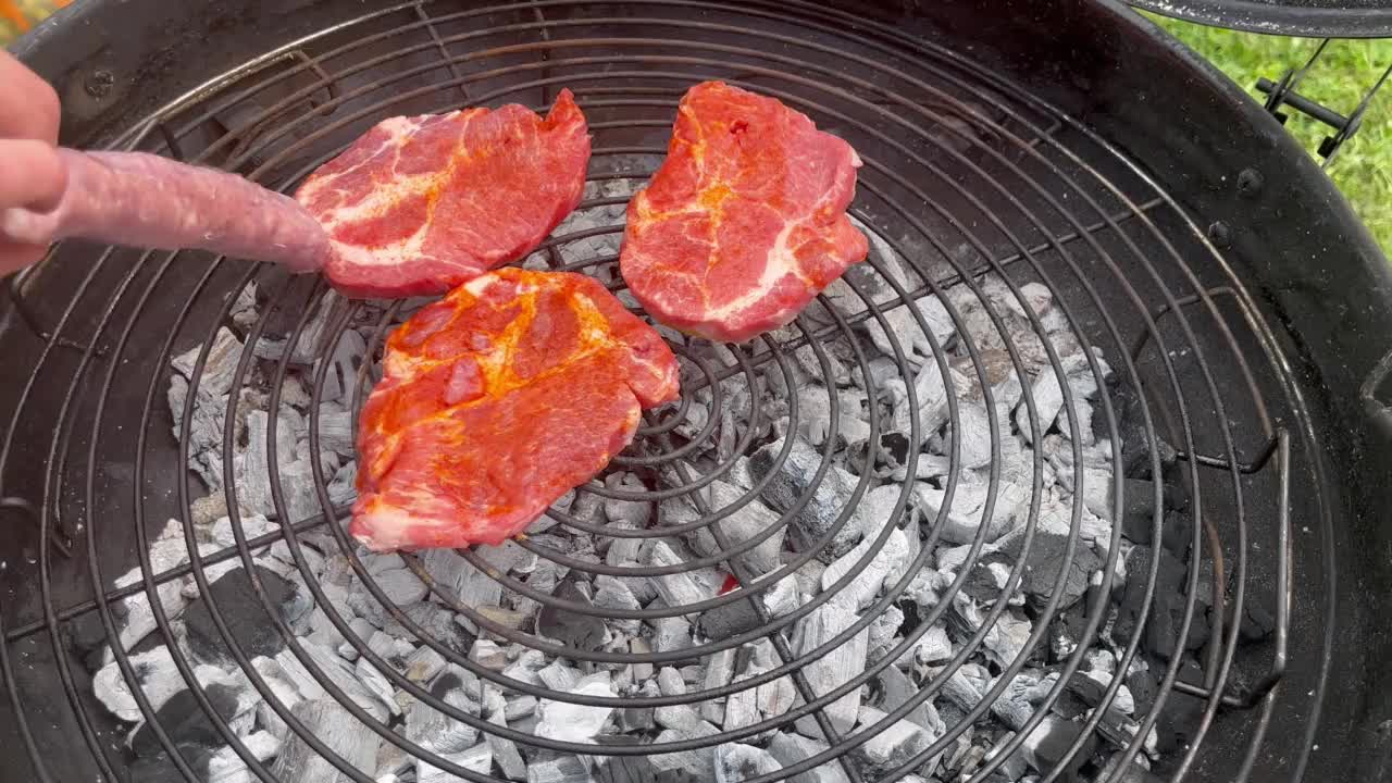 烧烤肉户外烧烤猪肉，牛肉，香肠和蔬菜新鲜菜肴健康餐食品零食饮食在桌子上复制太空食物背景视频素材