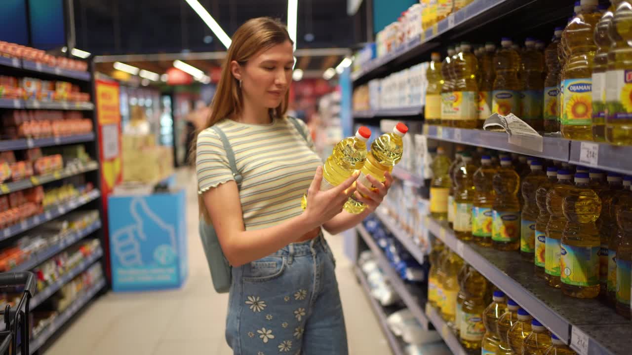 在杂货店购物的女人视频素材