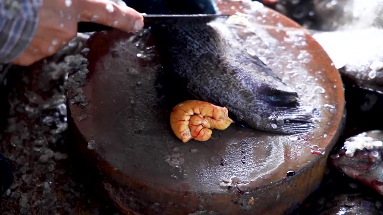 在砧板上制作蛇皮鱼蛋，在木砧板上制作蛇皮鱼视频素材