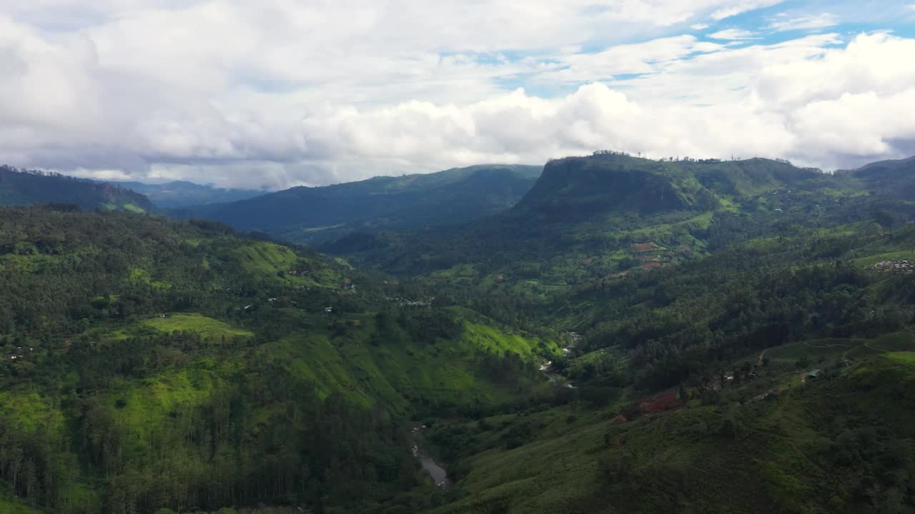 斯里兰卡山坡上的茶园。视频素材