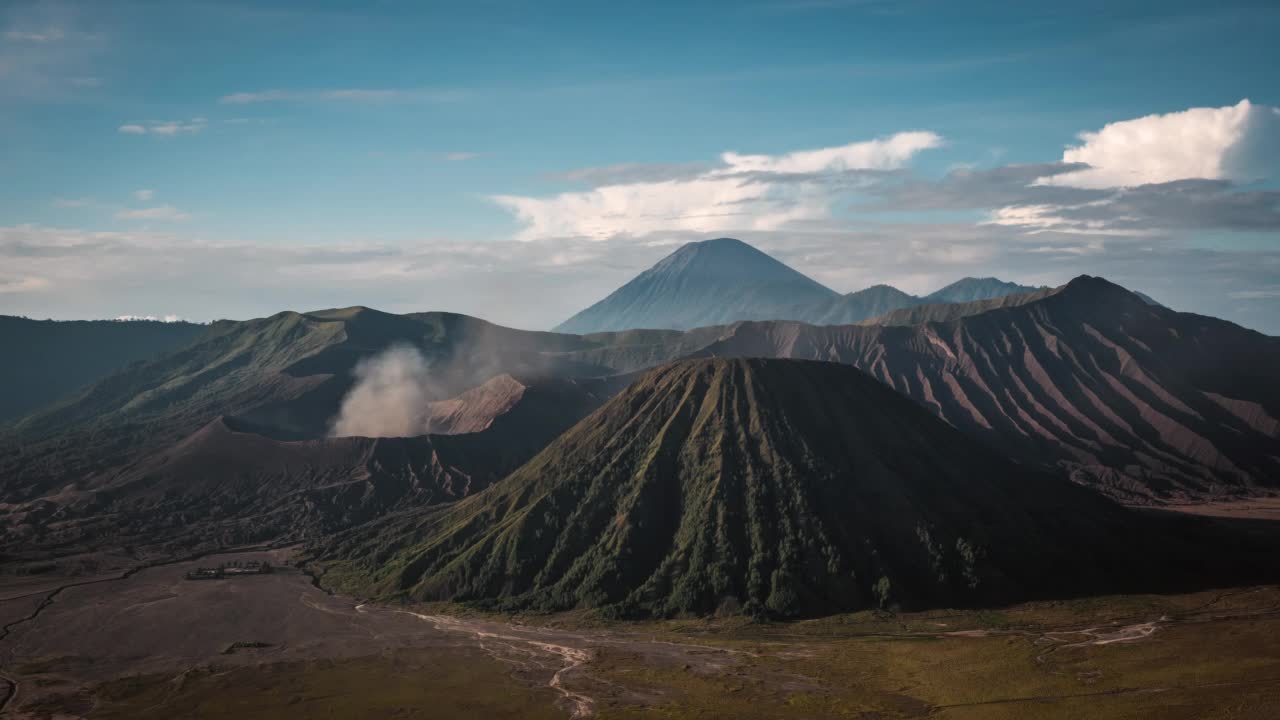 印尼东爪哇的自然地标Bromo火山的延时视图视频素材