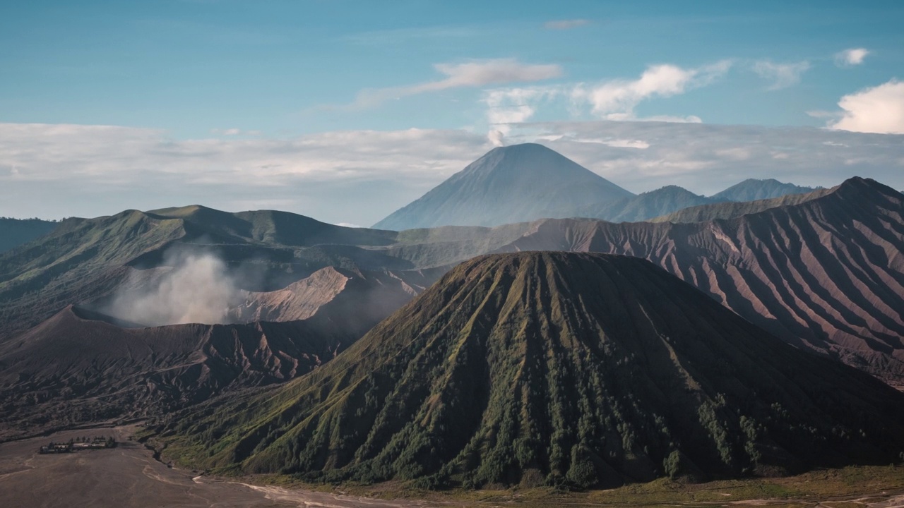 在印尼东爪哇岛的自然地标Bromo火山的延时视图，放大视频素材