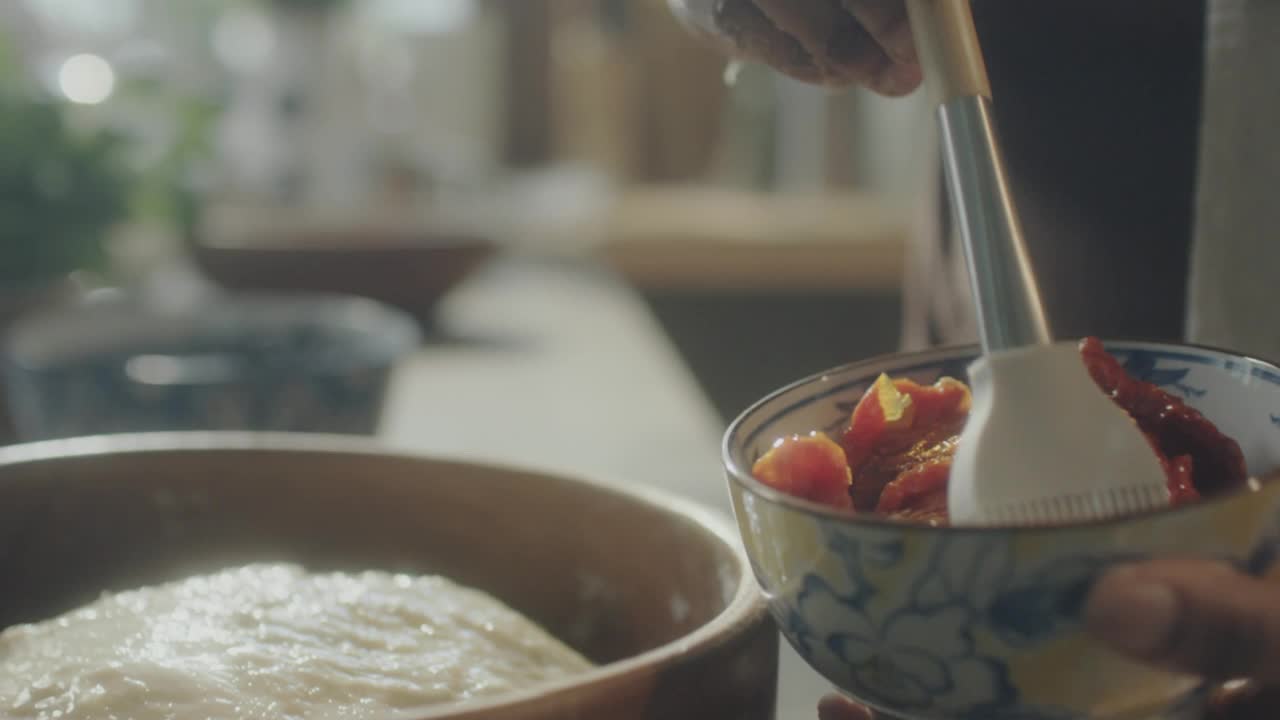 烹饪视频博主在面团上涂油视频素材