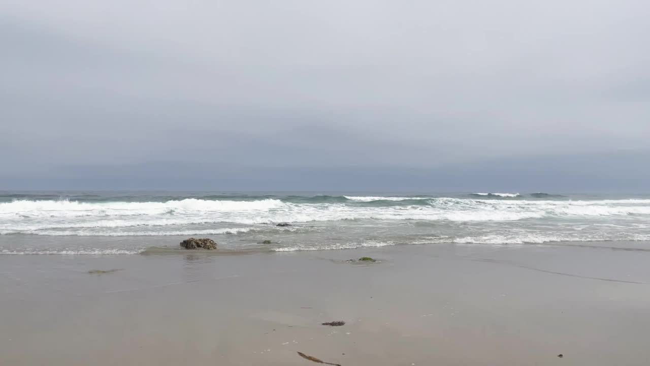 具有水平运动的海滩场景。海岸上的海浪和沙子。视频素材