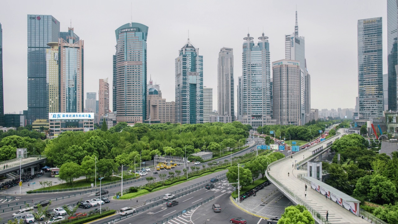 时间流逝，现代城市繁忙的交通，上海的城市天际线，中国视频素材