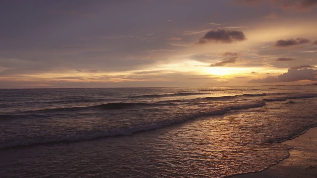 海滩上的夕阳天空。视频素材