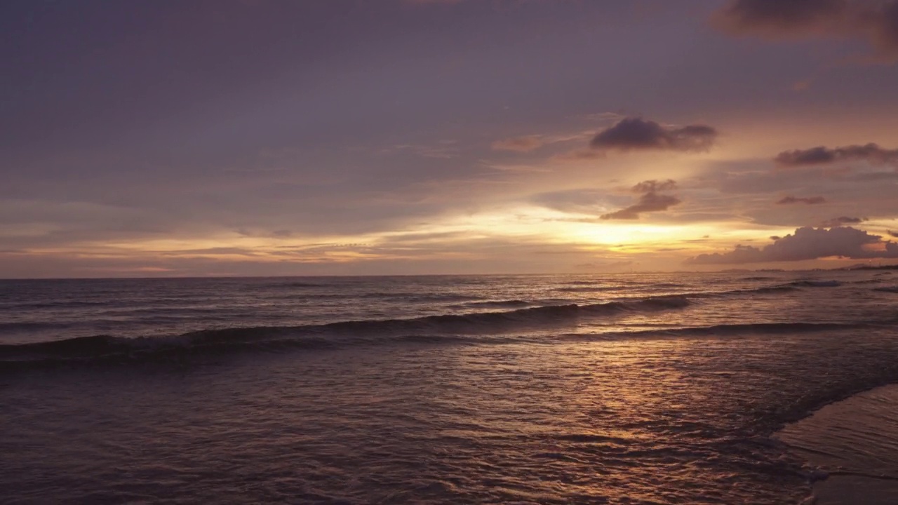 海滩上的夕阳天空。视频素材