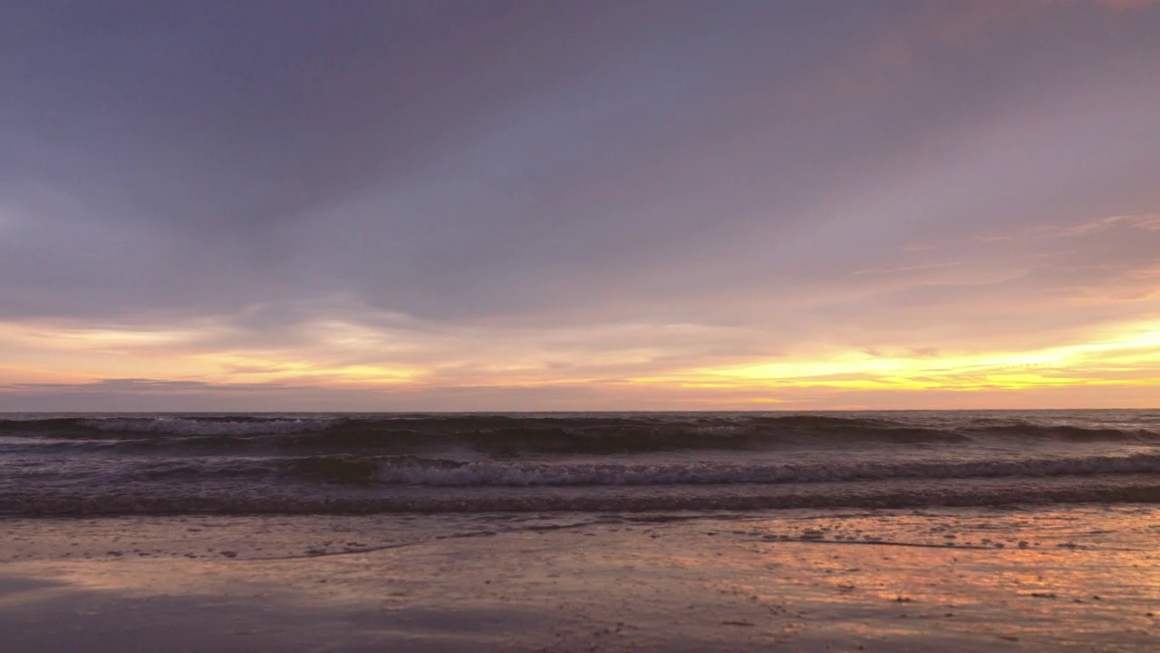 海滩上的夕阳天空。视频素材