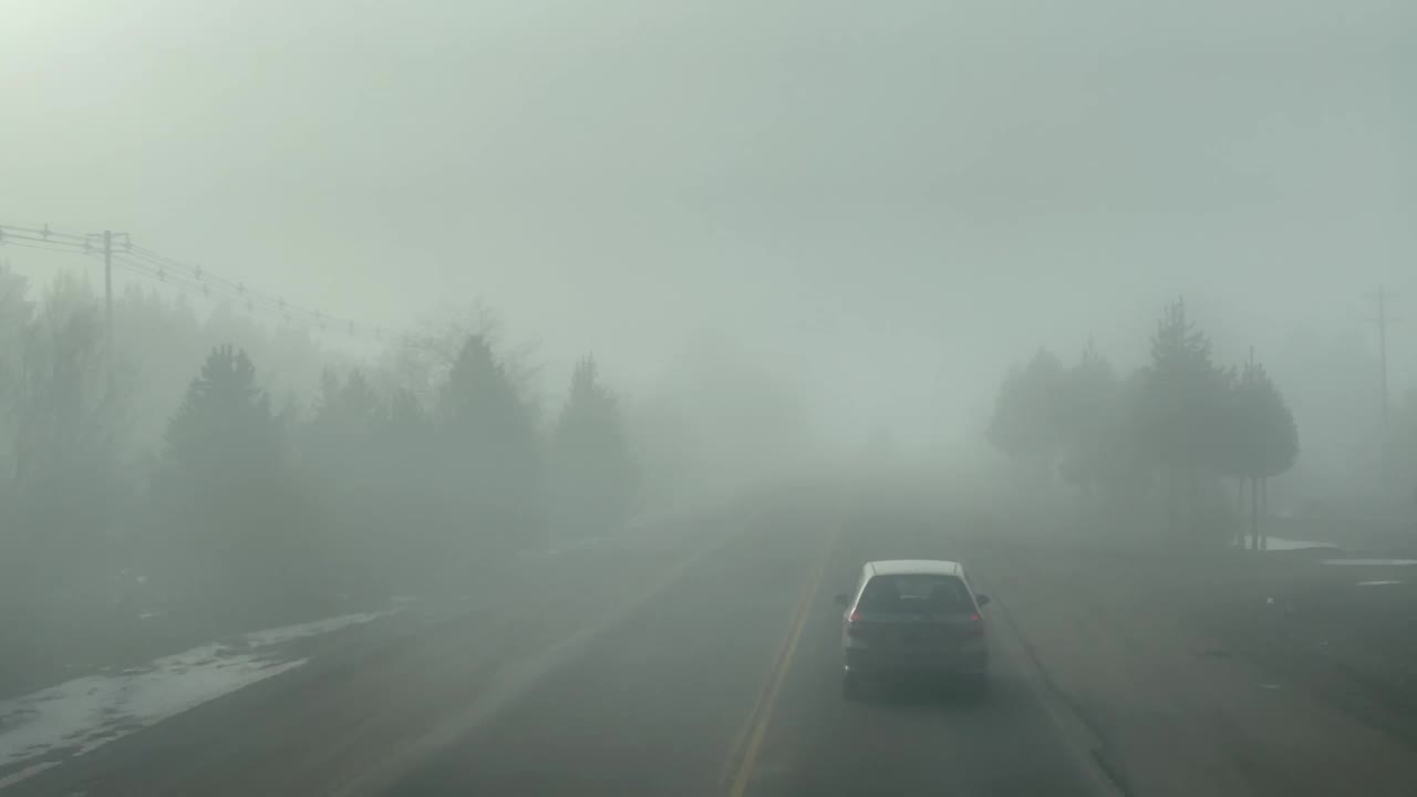 靠近安第斯山脉的浓雾中的道路，内肯省，巴塔哥尼亚，阿根廷。4K分辨率。视频素材