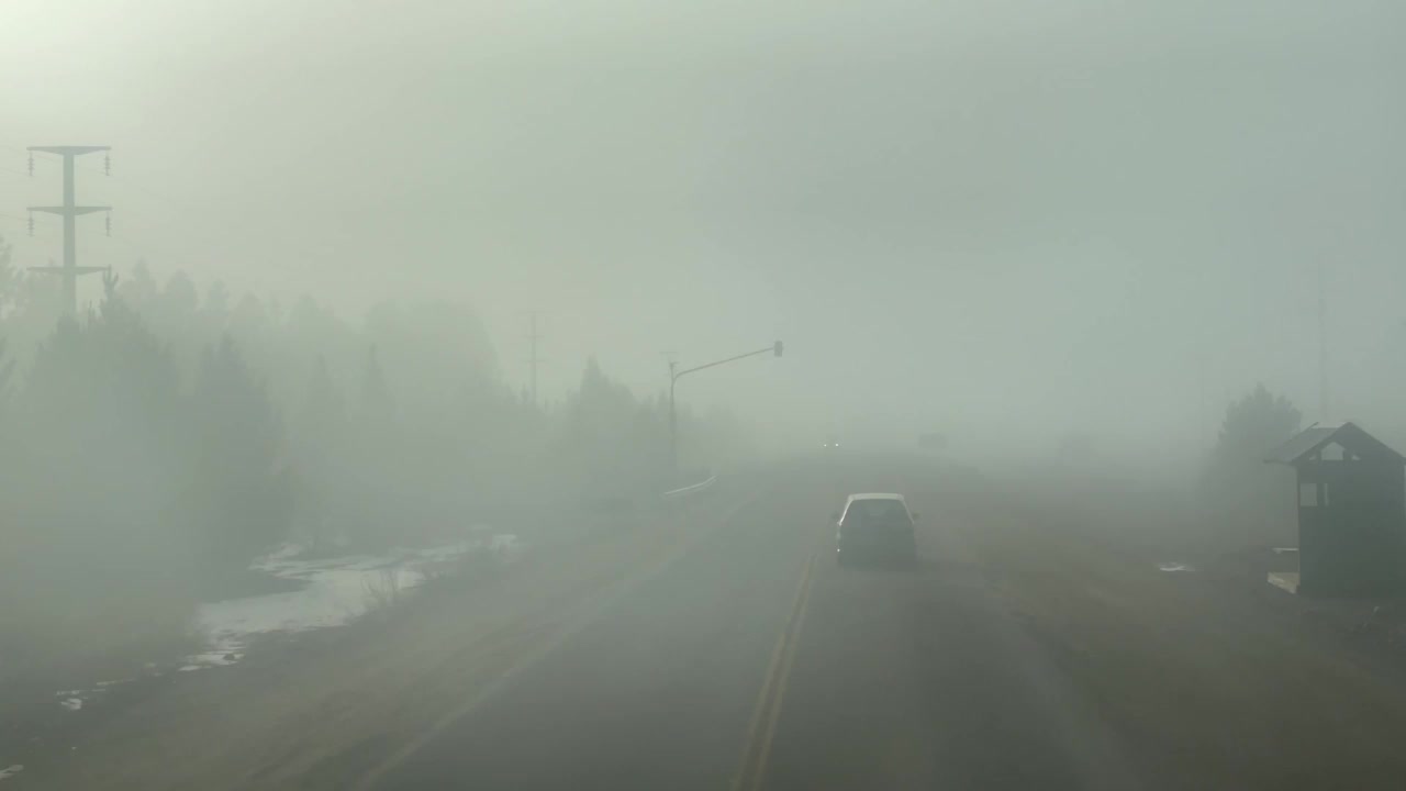 靠近安第斯山脉的浓雾中的道路，内肯省，巴塔哥尼亚，阿根廷。4K分辨率。视频素材