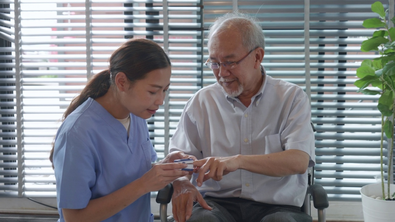 护士在家照顾老人。视频素材