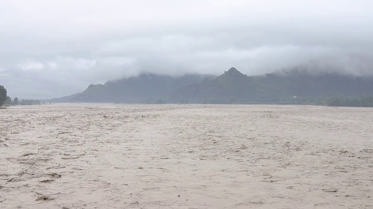 巴基斯坦斯瓦特河遭遇高水位洪水视频素材