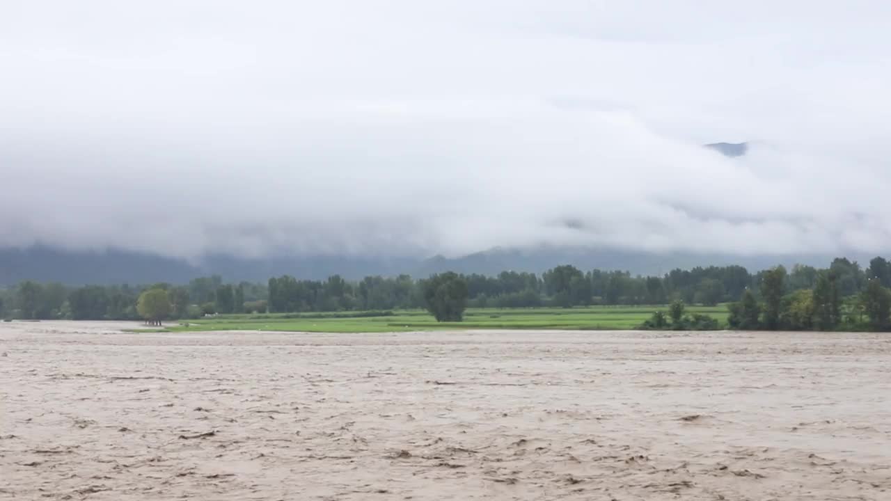 季风性降雨导致斯瓦特河谷的斯瓦特河洪水泛滥视频素材