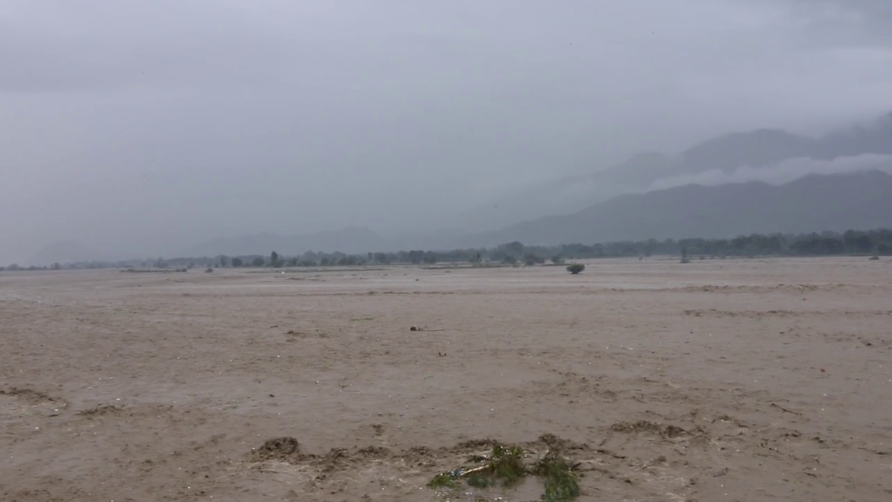 受气候变化和全球变暖影响，河谷发生特大洪水视频素材