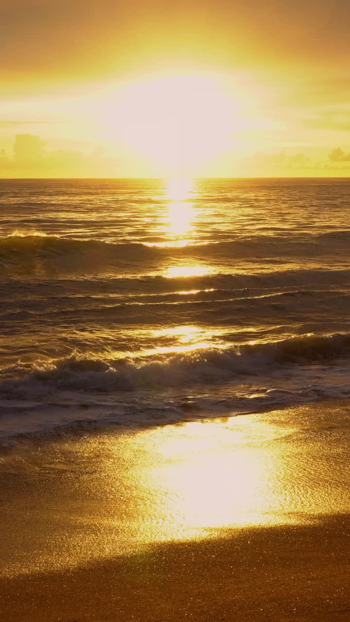 海上日落与海浪视频素材