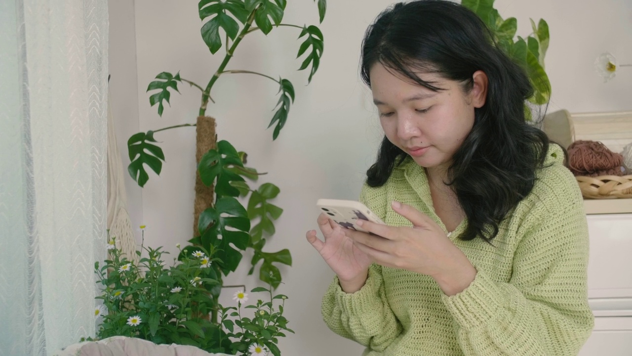 一名女子拍摄了一朵雏菊花的照片和视频，并分享在社交媒体上。视频素材