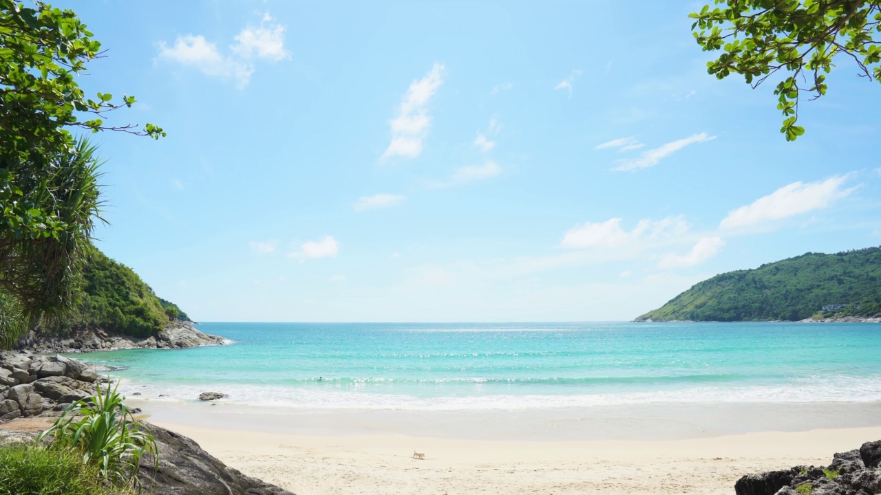 全景热带海滩海滨度假岛山背景。文本空间区域。视频素材