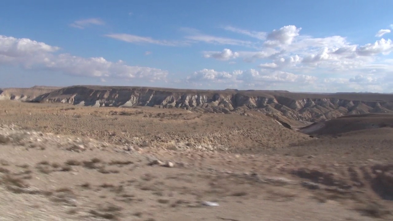 公路和沙漠的风景/以色列视频素材