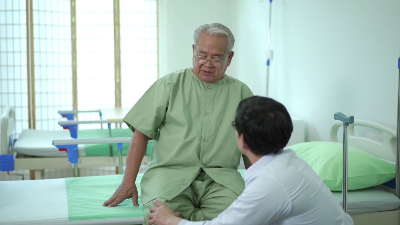 医生检查病人关节。视频素材