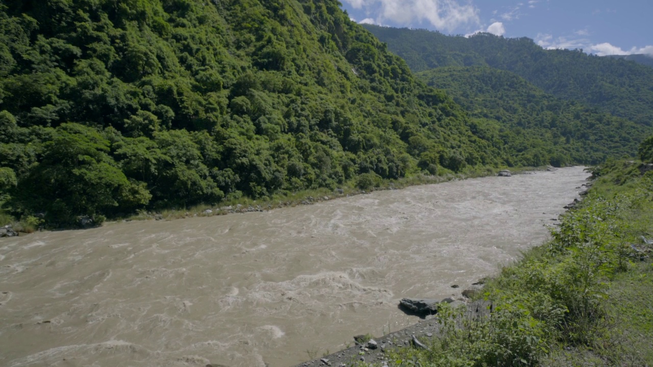 河流沿着公路和山脉流淌视频素材