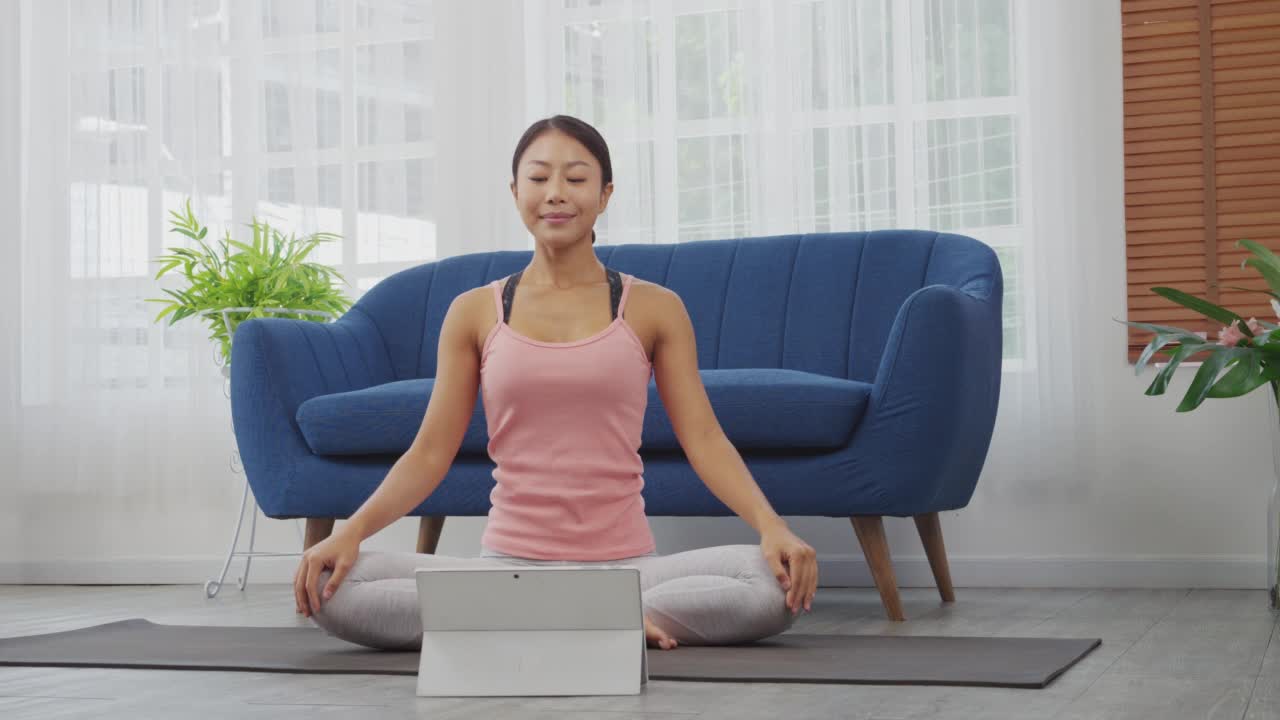 家用平板电脑在线学习瑜伽视频素材