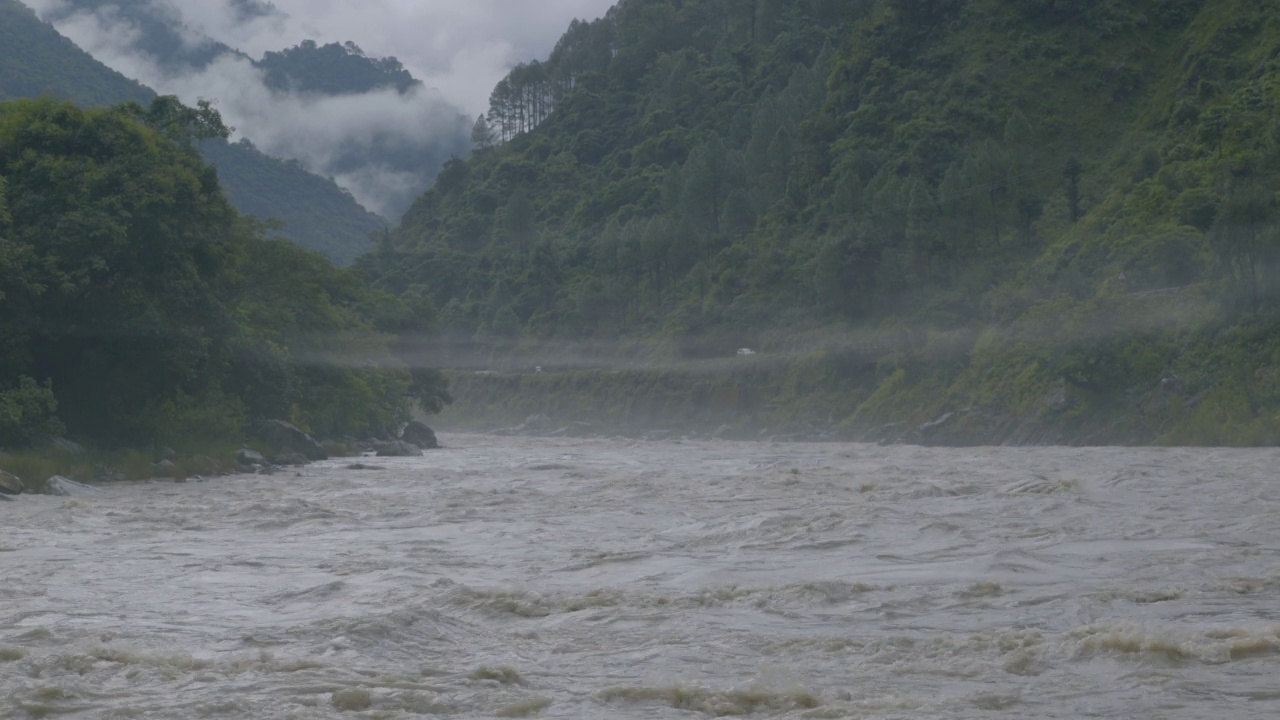 湍急的河流在群山之间流动视频素材