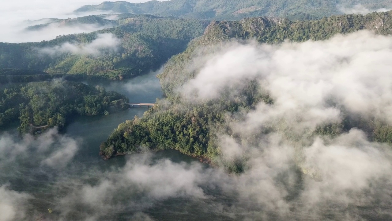 冬季泰国清莱省湄苏艾水库(或水坝山谷)的美丽鸟瞰图。视频素材