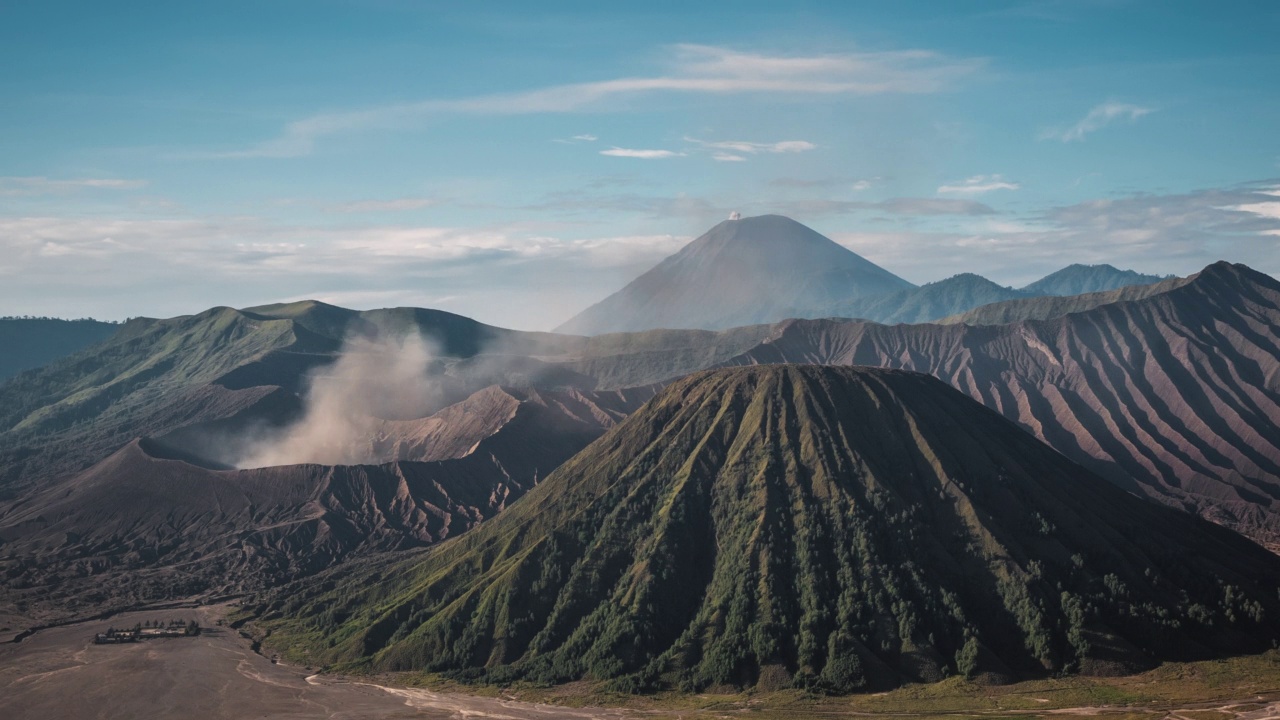 印度尼西亚东爪哇岛的布罗默火山的自然地标视频素材