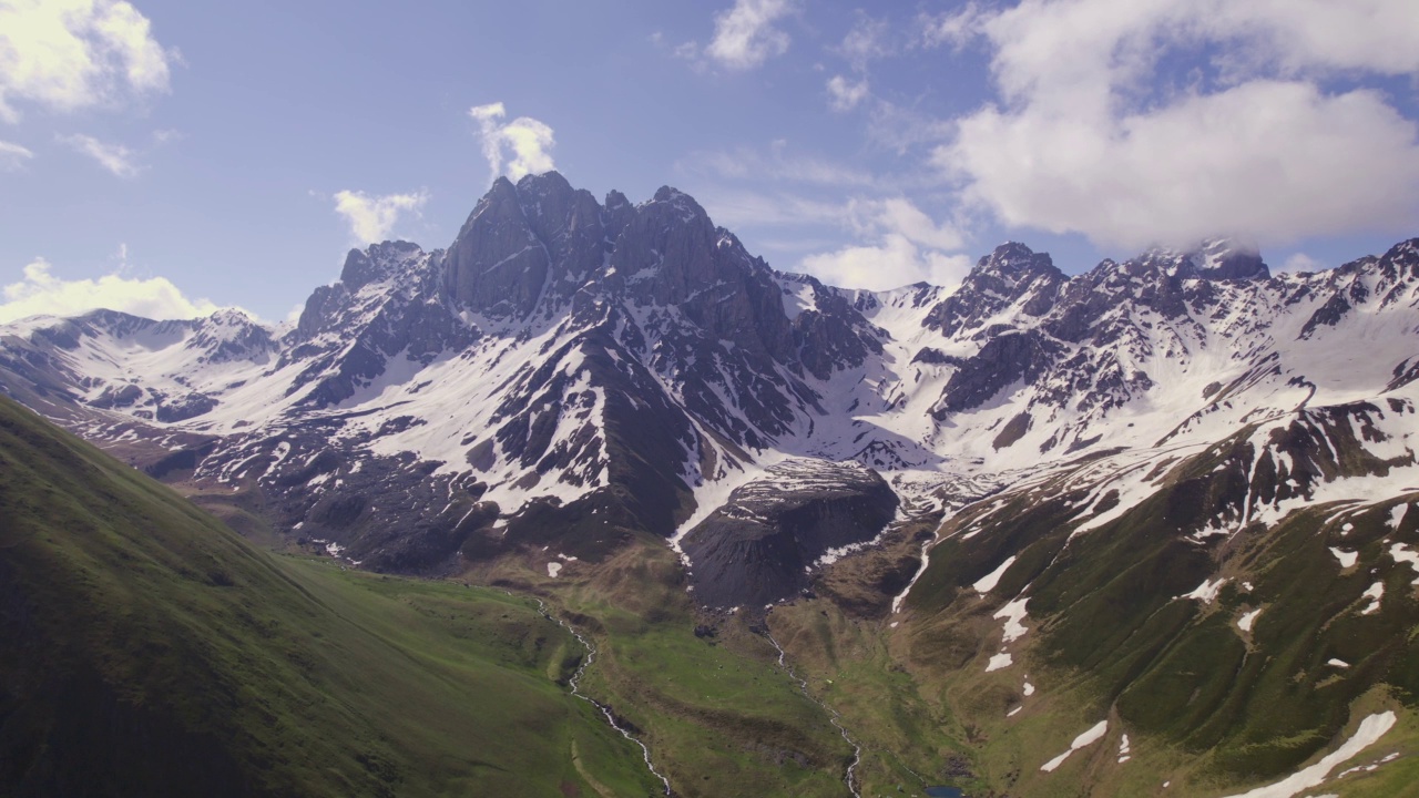 朱塔山谷Chaukhi山峰的鸟瞰图视频素材