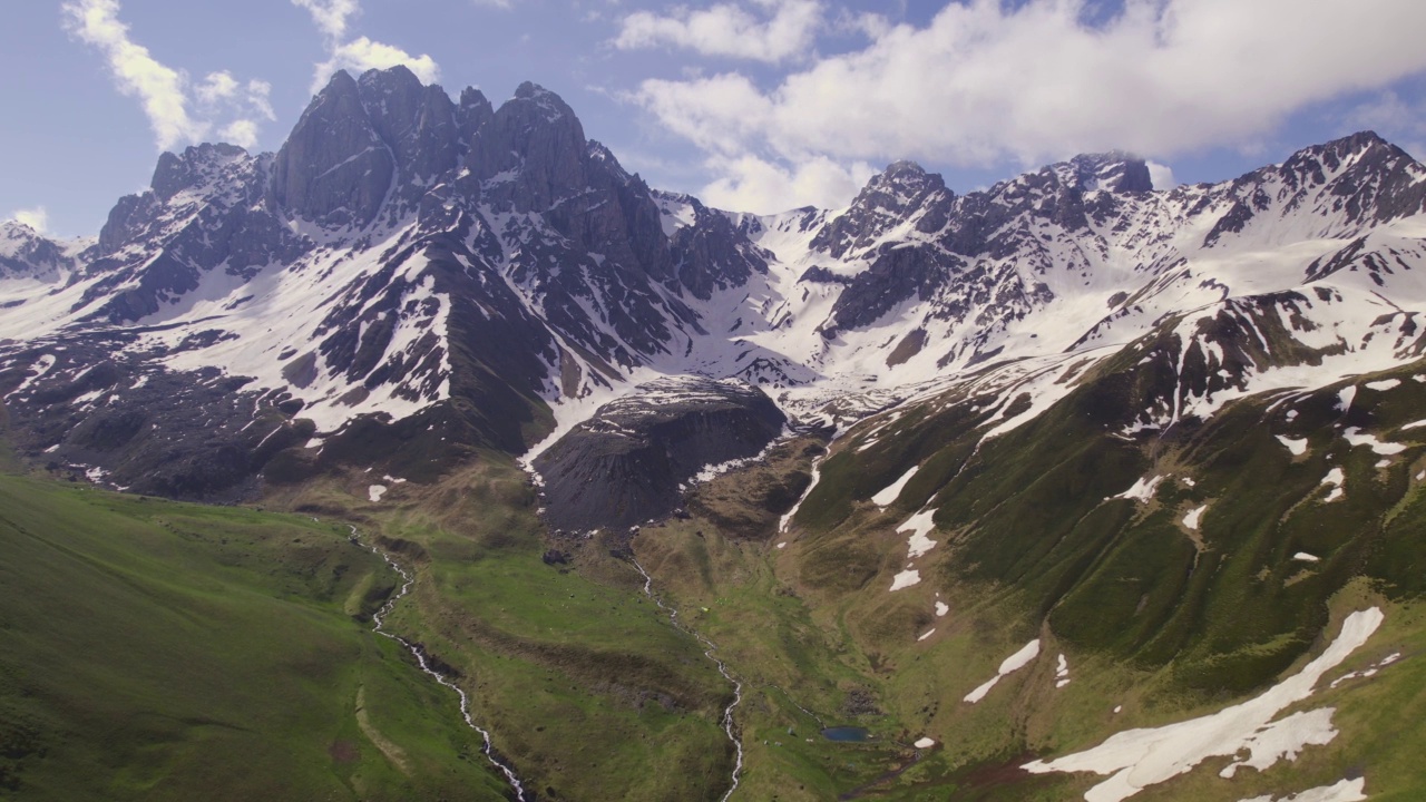 朱塔山谷Chaukhi山峰的鸟瞰图视频素材