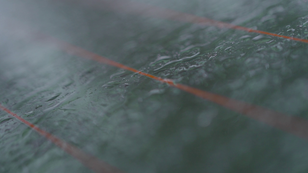 雨季挡风玻璃上的水滴和冰视频素材