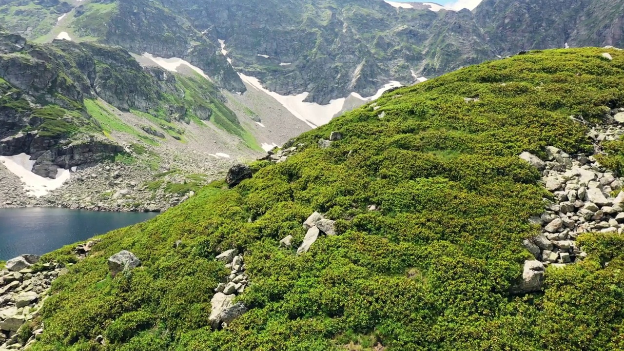 无人机飞向山间湖泊视频素材