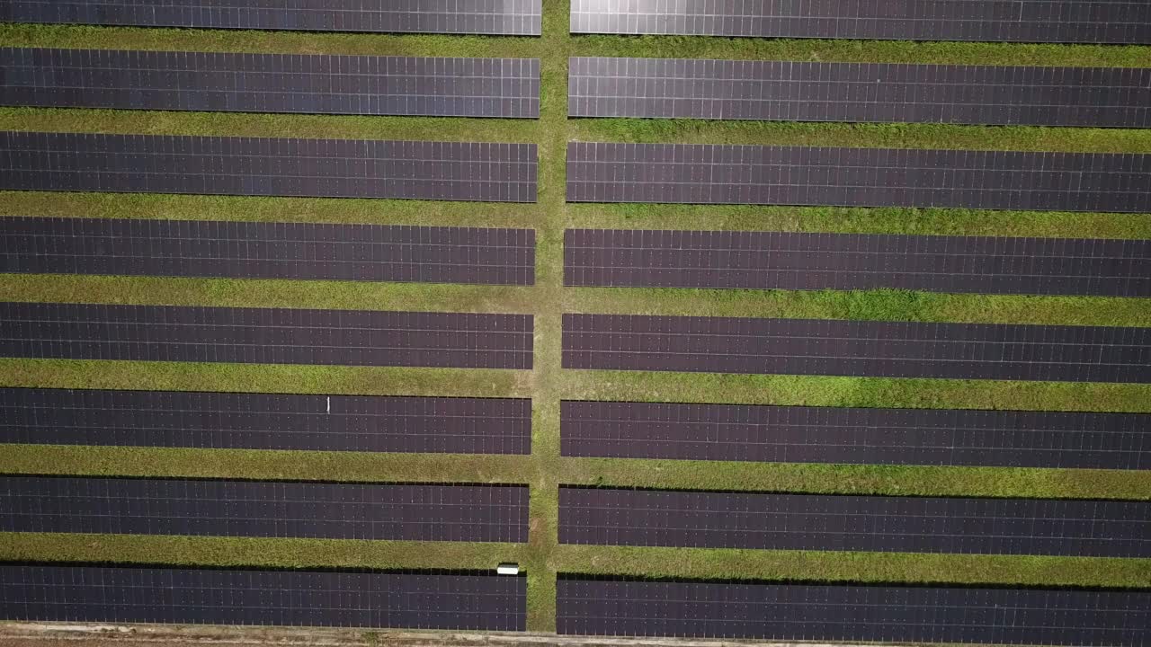 鸟瞰图太阳能电池板农场与阳光，可再生和替代能源的概念，未来的技术。视频素材