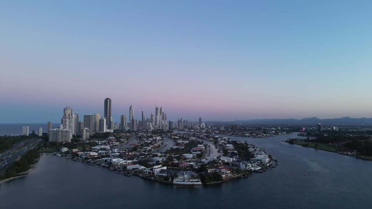 美丽的黄昏鸟瞰图冲浪者天堂，黄金海岸视频素材