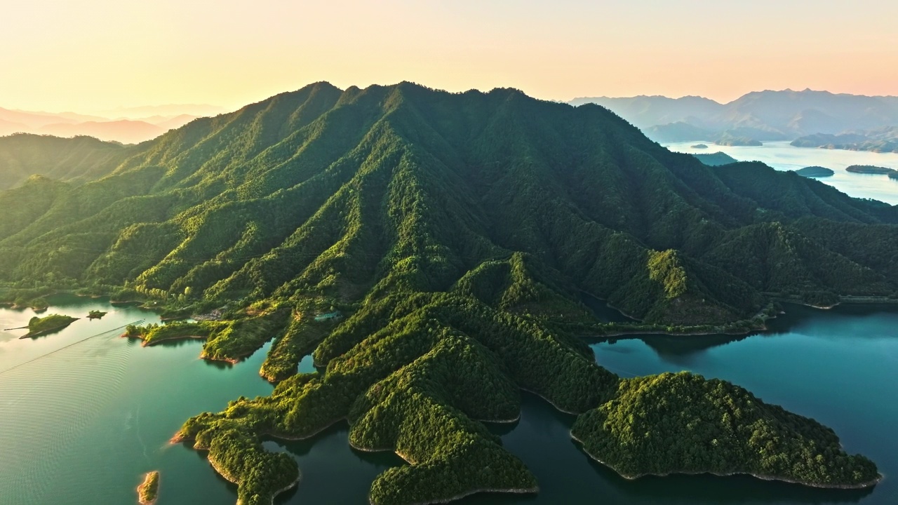 杭州千岛湖和山峰在日出时的鸟瞰图视频素材