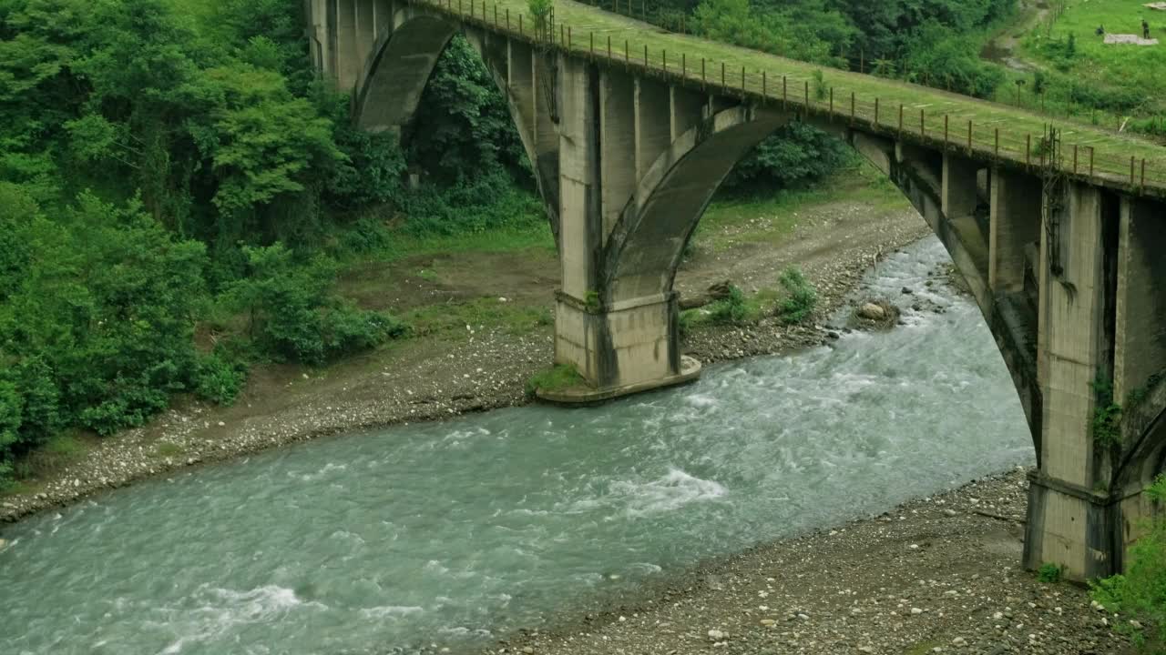 一座美观的悬挂式旧混凝土桥视频素材