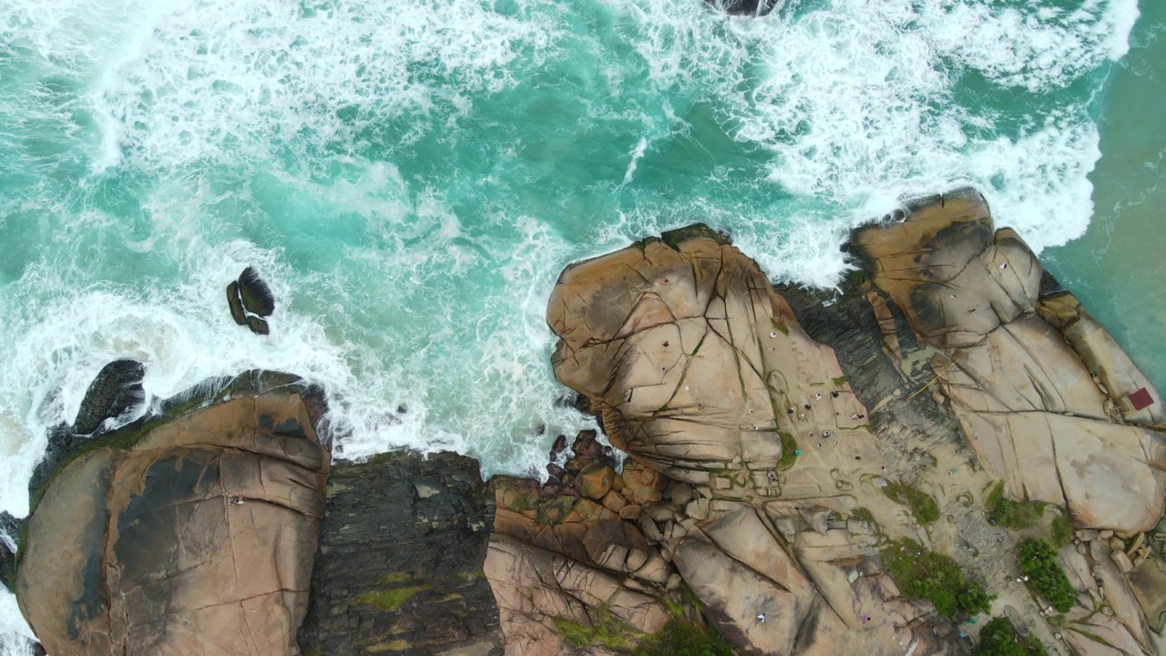 岩石海岸线和海浪海洋。海洋景观鸟瞰图视频素材