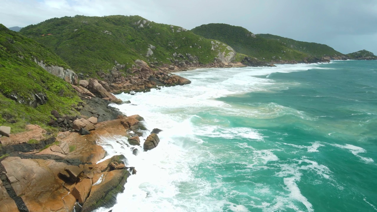 岩石海岸线和海浪海洋。海洋景观鸟瞰图视频素材