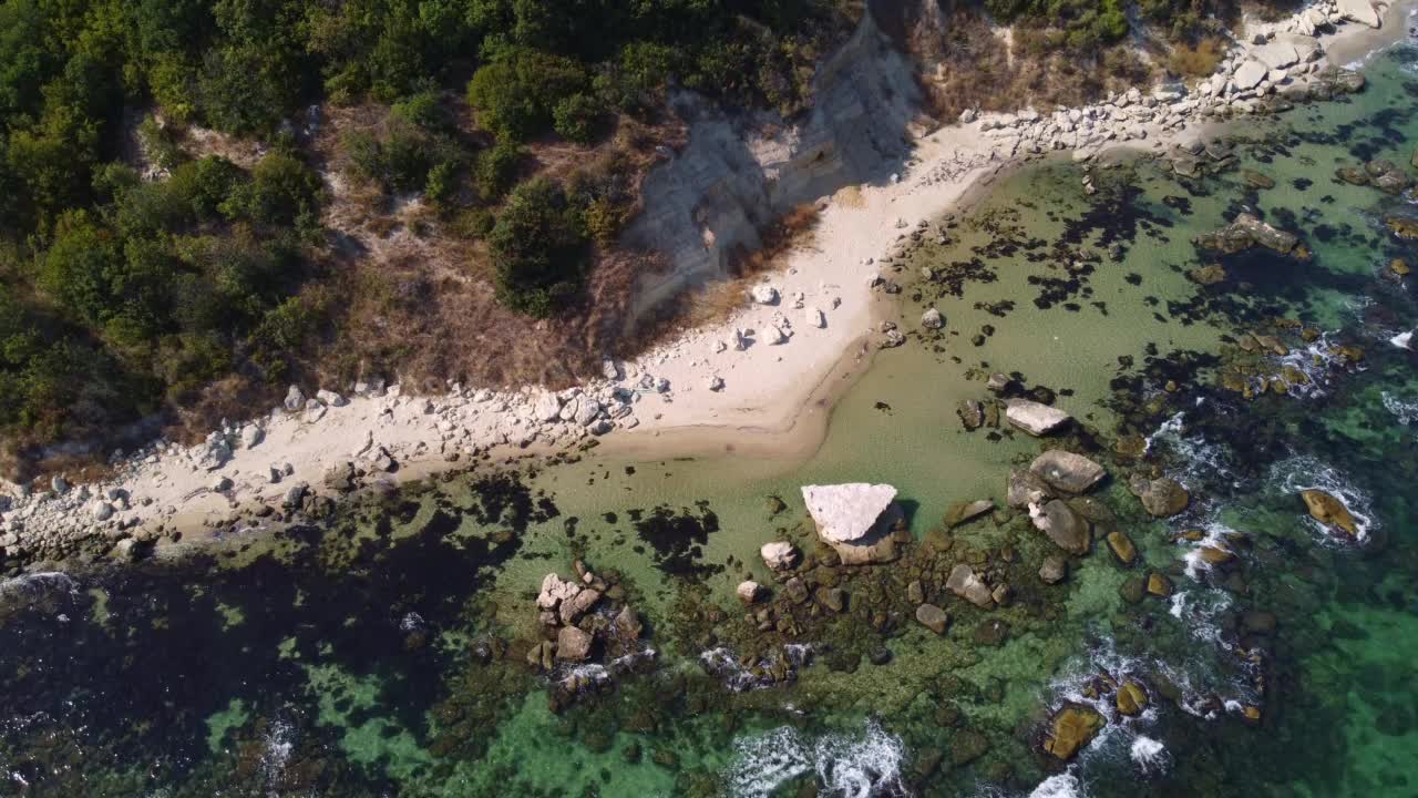 从空中俯瞰美丽的海滩，岸边有森林和岩石。保加利亚黑海沿岸。视频素材