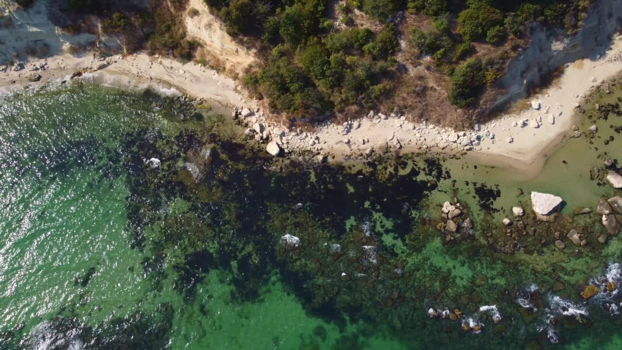 从空中俯瞰美丽的海滩，岸边有森林和岩石。保加利亚黑海沿岸。视频素材