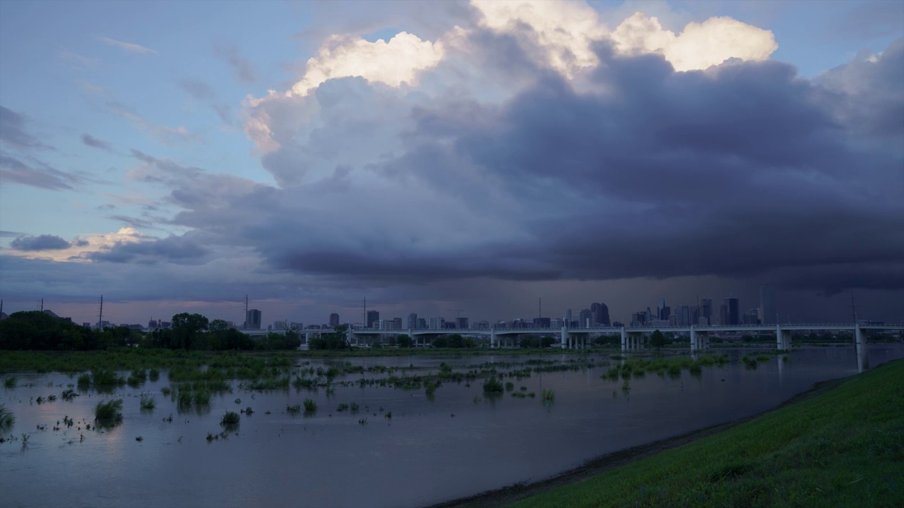 三一河洪水森林大桥视频素材