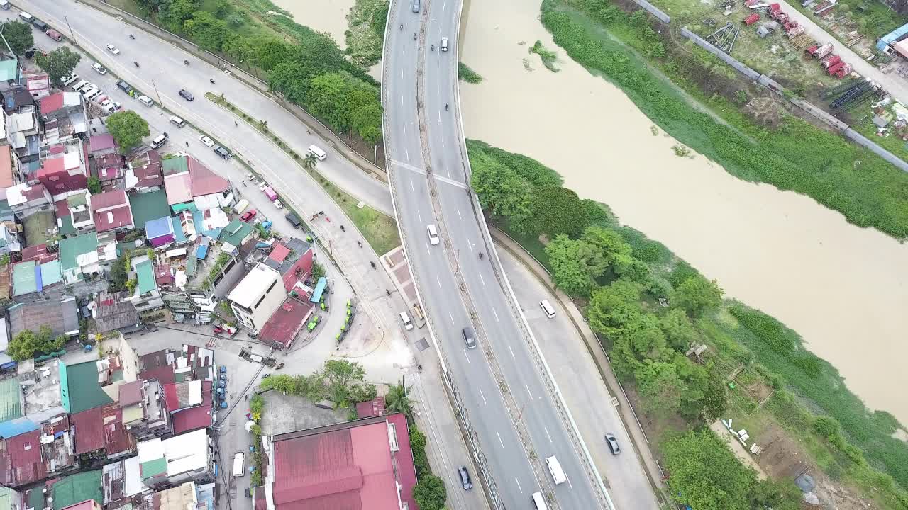 无人机POV俯视着马里基纳市的高速公路视频素材