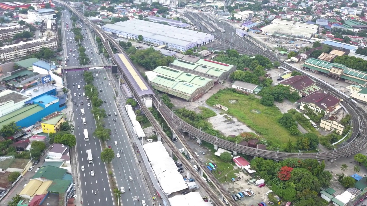 无人机POV拍摄马里基纳市的道路交通视频素材